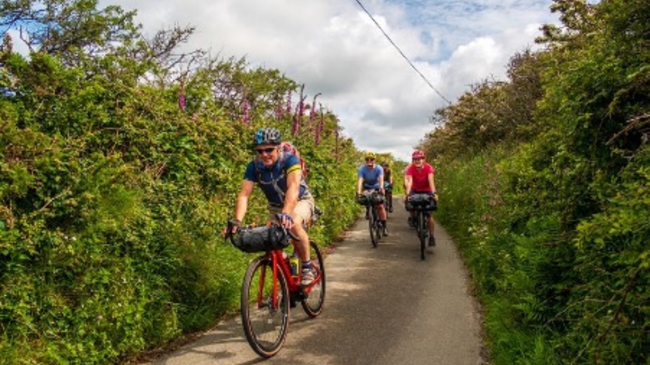 4 person do Cycling